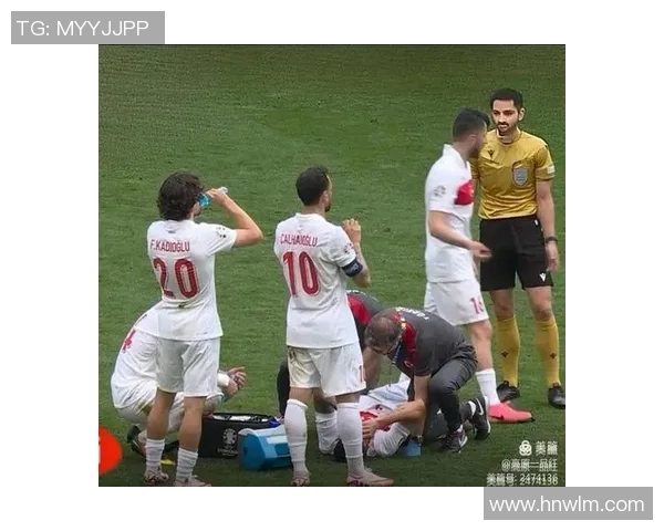 欧冠赛场惊现奇葩瞬间球迷冲入场内强抢C罗球衣