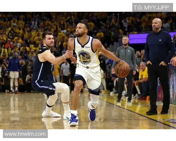 勇士与独行侠对决库里展现王者风范引领球队争夺胜利