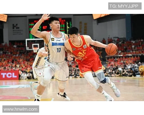 胡金秋：从青涩少年到篮球巨星的成长之路与奋斗历程